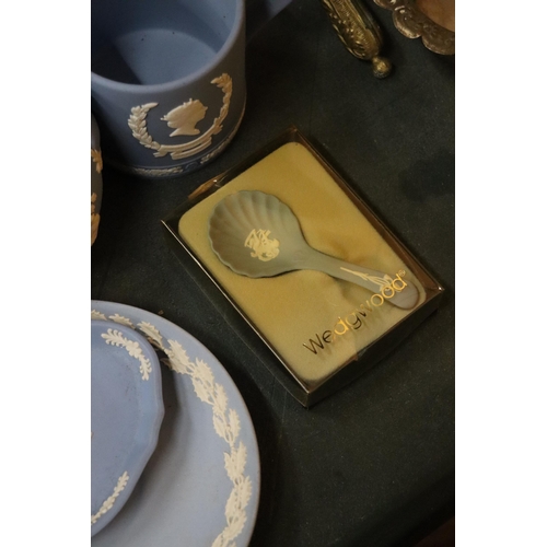 998 - A COLLECTION OF POWDER BLUE WEDGWOOD JASPERWARE TO INCLUDE A TEAPOT, CUPS, SAUCERS, JUGS, BOWLS, ETC