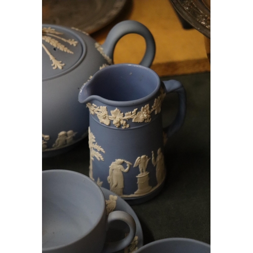 998 - A COLLECTION OF POWDER BLUE WEDGWOOD JASPERWARE TO INCLUDE A TEAPOT, CUPS, SAUCERS, JUGS, BOWLS, ETC