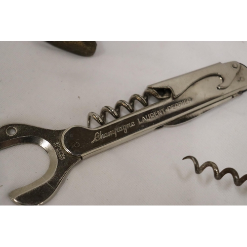 A TIN OF COLLECTABLES TO INCLUDE VINTAGE BOTTLE OPENERS, TWO MINIATURE ...