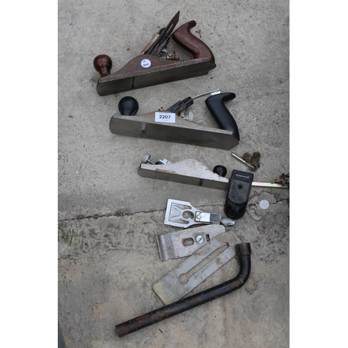 2207 - AN ASSORTMENT OF TOOLS TO INCLUDE THREE WOOD PLANES