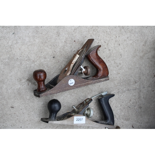 2207 - AN ASSORTMENT OF TOOLS TO INCLUDE THREE WOOD PLANES