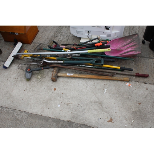 2214 - AN ASSORTMENT OF GARDEN TOOLS TO INCLUDE CROW BARS, RAKES AND A SLEDGE HAMMER ETC