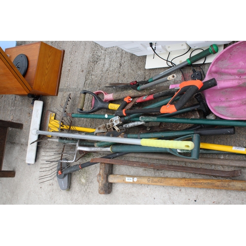 2214 - AN ASSORTMENT OF GARDEN TOOLS TO INCLUDE CROW BARS, RAKES AND A SLEDGE HAMMER ETC