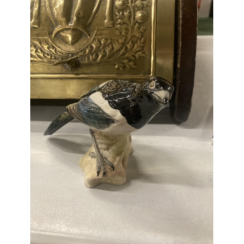 200A - A BESWICK MAGPIE, HEIGHT 13CM