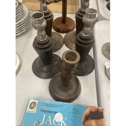 985 - FIVE CANDLESTICKS TO INCLUDE FOUR WITH SILVER PLATED TOPS AND A MUG HOLDER