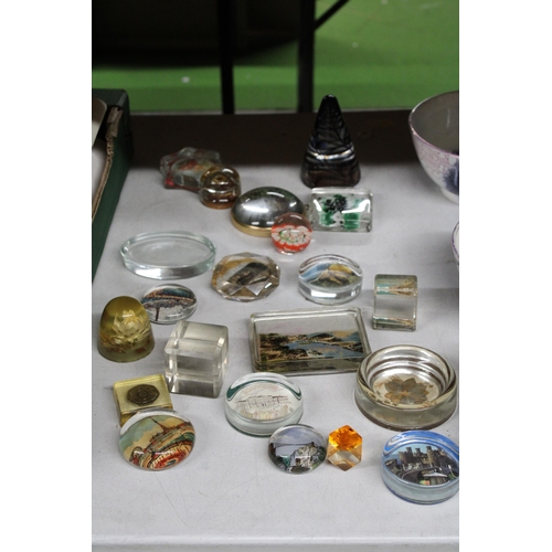 1179 - TWENTY ONE COLLECTABLE PAPER WEIGHTS TO INCLUDE BLACKPOOL SCENES ETC