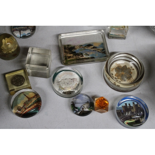 1179 - TWENTY ONE COLLECTABLE PAPER WEIGHTS TO INCLUDE BLACKPOOL SCENES ETC