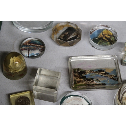 1179 - TWENTY ONE COLLECTABLE PAPER WEIGHTS TO INCLUDE BLACKPOOL SCENES ETC