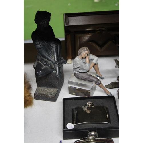 1182 - A MIXED LOT OF COLLECTABLES TO INCLUDE HIP FLASKS, TANKARDS, A FIGURINE ETC