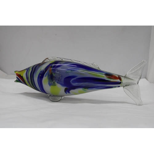 1186 - A MURANO STYLE MOTTLED GLASS FISH TOGETHER WITH A BRASS PLANT STAND