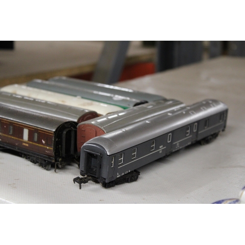 1189 - SEVEN MODEL RAILWAY CARRIAGES