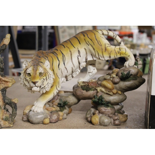 1195 - A MIXED LOT OF CERAMICS TO INCLUDE BESWICK CORGI FIGURINE (A/F) PLUS TWO TIGER AND LEOPARD SCULPTURE... 