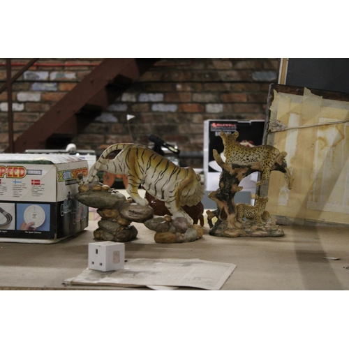 1195 - A MIXED LOT OF CERAMICS TO INCLUDE BESWICK CORGI FIGURINE (A/F) PLUS TWO TIGER AND LEOPARD SCULPTURE... 