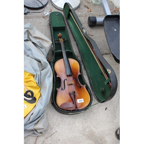 2224 - A VINTAGE CASED VIOLIN COMPLETE WITH BOW