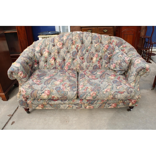 3135 - A VICTORIAN STYLE TWO SEATER BUTTON BACK SETTEE ON TURNED FRONT LEGS