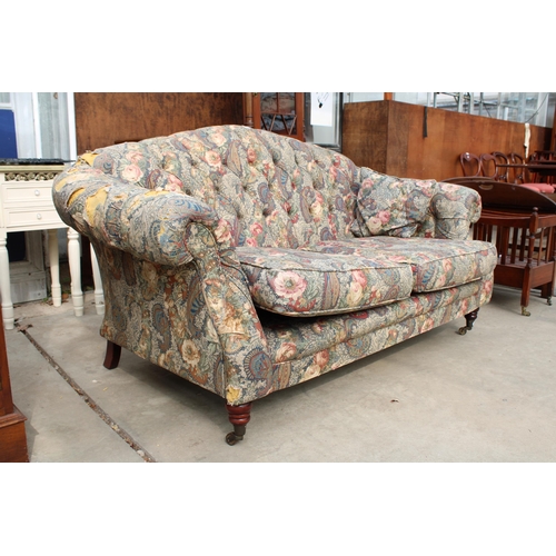 3135 - A VICTORIAN STYLE TWO SEATER BUTTON BACK SETTEE ON TURNED FRONT LEGS