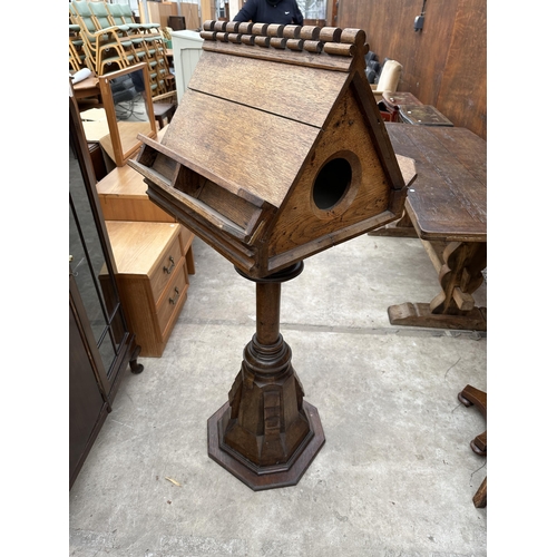 2510A - AN DOUBLE SIDED OAK CHOIR LECTERN WITH TURNED AND CARVED COLUMN