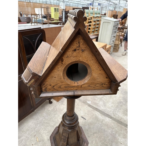 2510A - AN DOUBLE SIDED OAK CHOIR LECTERN WITH TURNED AND CARVED COLUMN