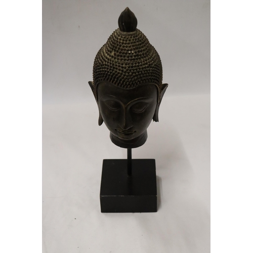 189 - A BUDDAH'S HEAD ON A STAND, HEIGHT 36CM