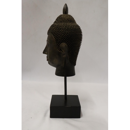 189 - A BUDDAH'S HEAD ON A STAND, HEIGHT 36CM