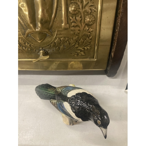 200A - A BESWICK MAGPIE, HEIGHT 13CM