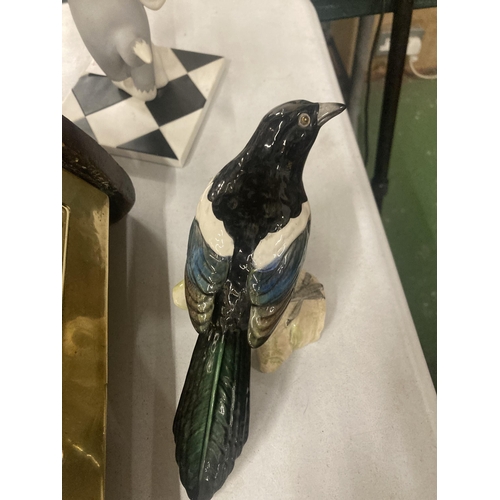 200A - A BESWICK MAGPIE, HEIGHT 13CM