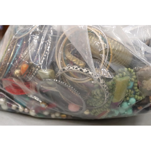 207 - A LARGE QUANTITY OF MIXED COSTUME JEWELLERY AND BEADS / 10KG TOTAL