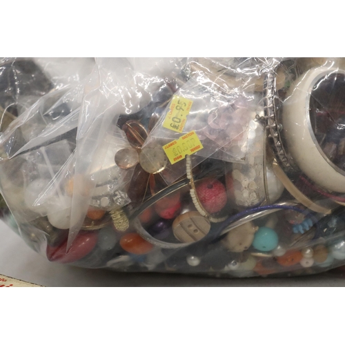 207 - A LARGE QUANTITY OF MIXED COSTUME JEWELLERY AND BEADS / 10KG TOTAL