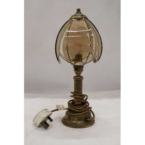 280 - A VINTAGE FOUR PANEL SHADED BRASS LAMP (WORKING AT TIME OF CATALOGING) NO WARRANTIES GIVEN