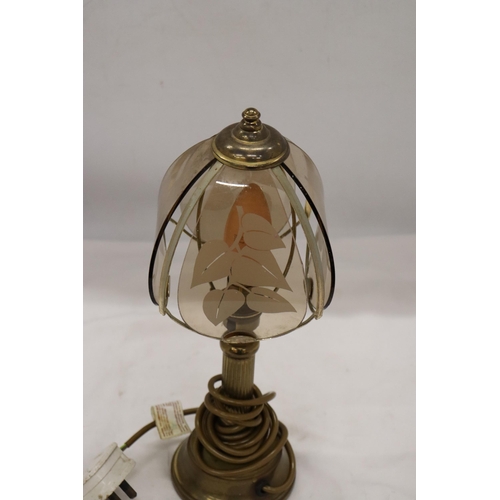 280 - A VINTAGE FOUR PANEL SHADED BRASS LAMP (WORKING AT TIME OF CATALOGING) NO WARRANTIES GIVEN