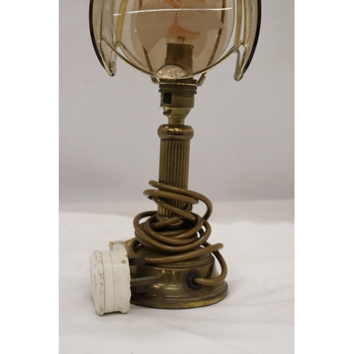 280 - A VINTAGE FOUR PANEL SHADED BRASS LAMP (WORKING AT TIME OF CATALOGING) NO WARRANTIES GIVEN