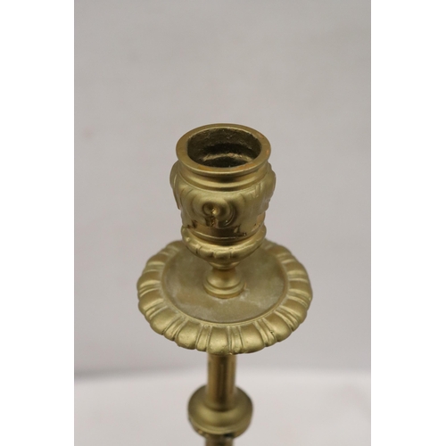 299A - A VINTAGE STYLE HEAVY BRASS CANDLE HOLDER, HEIGHT 55CM