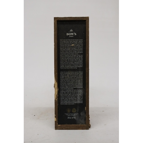 440 - A BOTTLE OF DOW'S 2004 VINTAGE PORT IN WOODEN PRESENTATION BOX