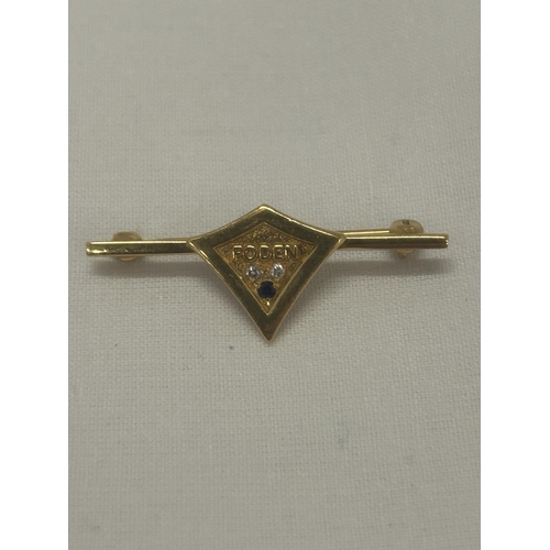 546 - A HALLMARKED 9CT GOLD DIAMOND AND SAPPHIRE 'FODEN' BADGE WEIGHT 3.37G