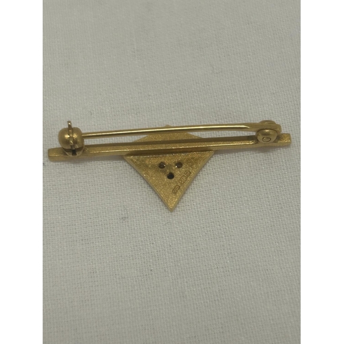 546 - A HALLMARKED 9CT GOLD DIAMOND AND SAPPHIRE 'FODEN' BADGE WEIGHT 3.37G