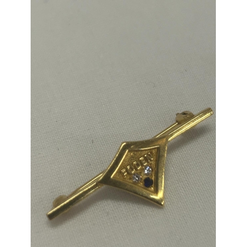 546 - A HALLMARKED 9CT GOLD DIAMOND AND SAPPHIRE 'FODEN' BADGE WEIGHT 3.37G