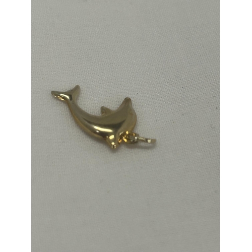 548 - A 9CT YELLOW GOLD DOLPHIN CHARM