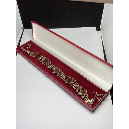 563 - A LOW GRADE SILVER NECKLACE IN A PRESENTATION BOX