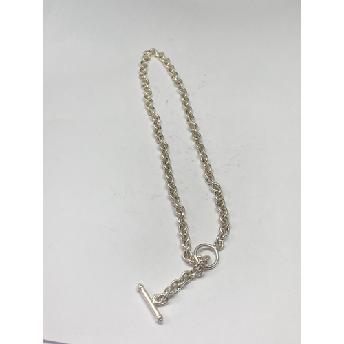 584 - A SILVER T BAR NECKLACE