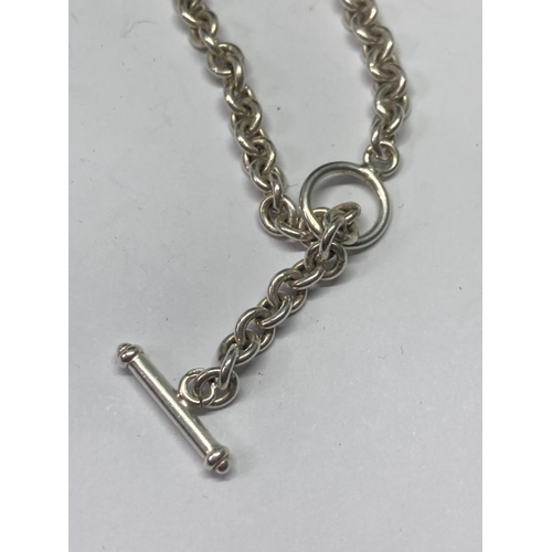 584 - A SILVER T BAR NECKLACE