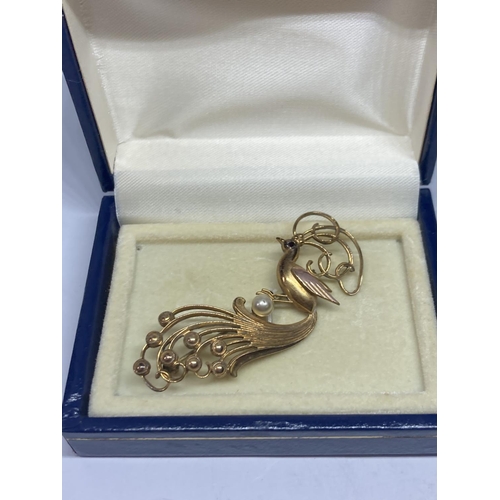 593 - A GOLD PLATED BIRD BROOCH IN A PRESENTATION BOX