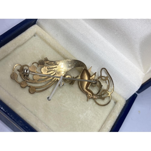 593 - A GOLD PLATED BIRD BROOCH IN A PRESENTATION BOX