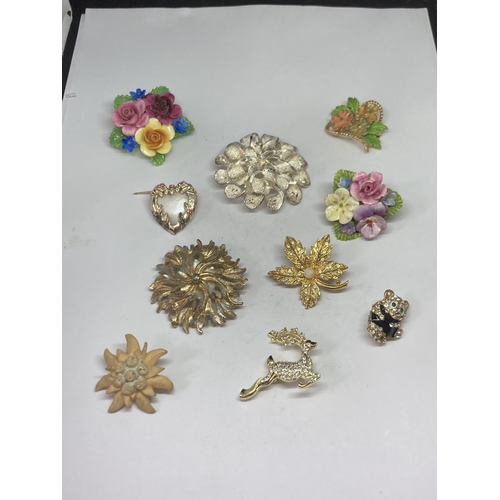 605 - A QUANTITY OF VARIOUS BROOCHES