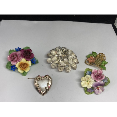 605 - A QUANTITY OF VARIOUS BROOCHES