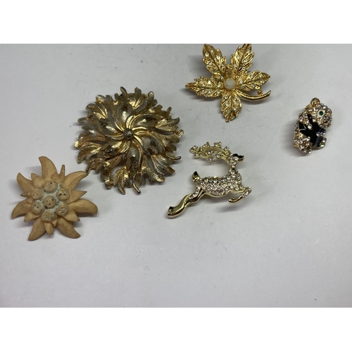 605 - A QUANTITY OF VARIOUS BROOCHES