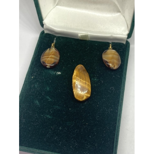 608 - A TIGERS EYE BROOCH AND EARRINGS IN A PRESENTATION BOX