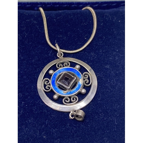 614 - A SILVER AND ENAMEL NECKLACE IN A PRESENTATION BOX