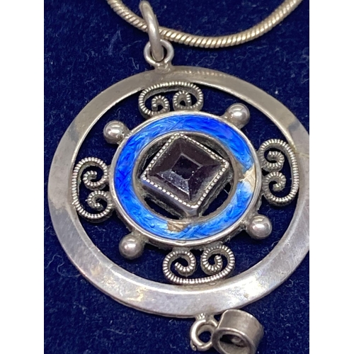 614 - A SILVER AND ENAMEL NECKLACE IN A PRESENTATION BOX