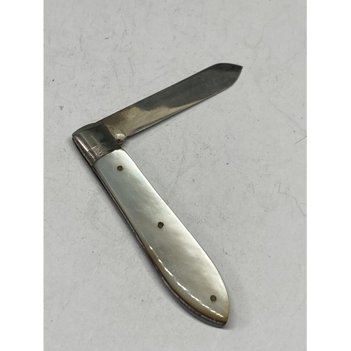 641 - A HALLMARKED SHEFFIELD SILVER FRUIT KNIFE WITH MOTHER OF PEARL HANDLE