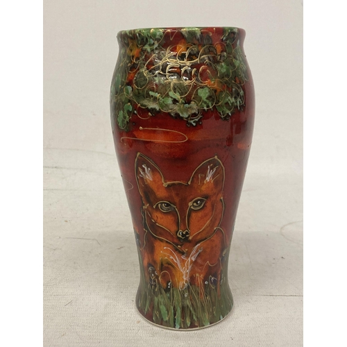 786 - AN ANITA HARRIS FOX VASE SIGNED IN GOLD